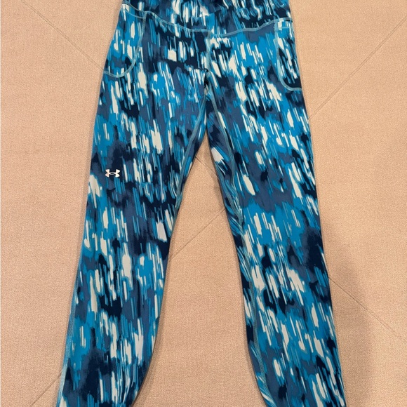 Under Armour Blue Patterned WorkOut Outfit and White Sweatshirt - Picture 8 of 16